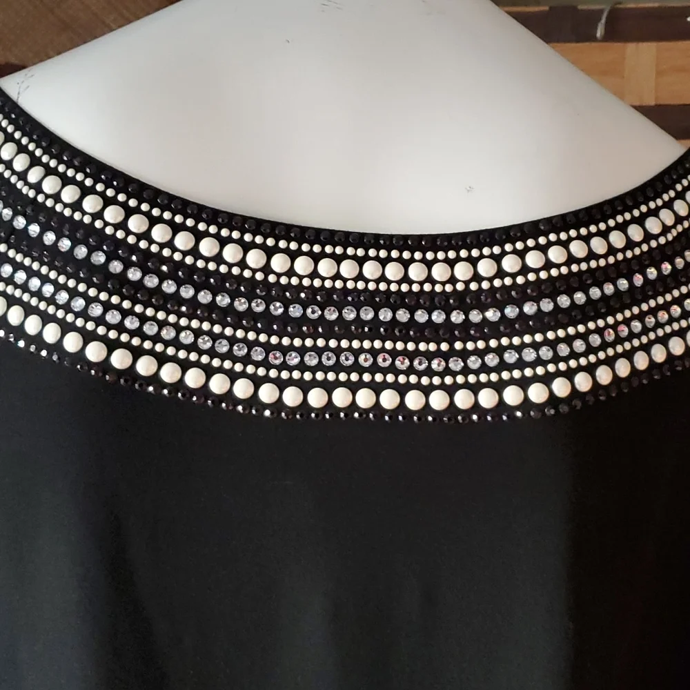EUC!! St John Diamonds & Pearls SOFT top